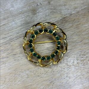 3/10$ 🎄 Gold & Emerald Green Vintage Round Wreath Brooch
